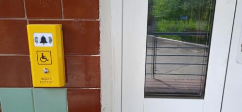 кнопка вызова у входной двери