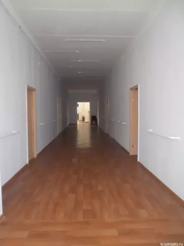 поручни-в-коридорах-на-каждом-этаже